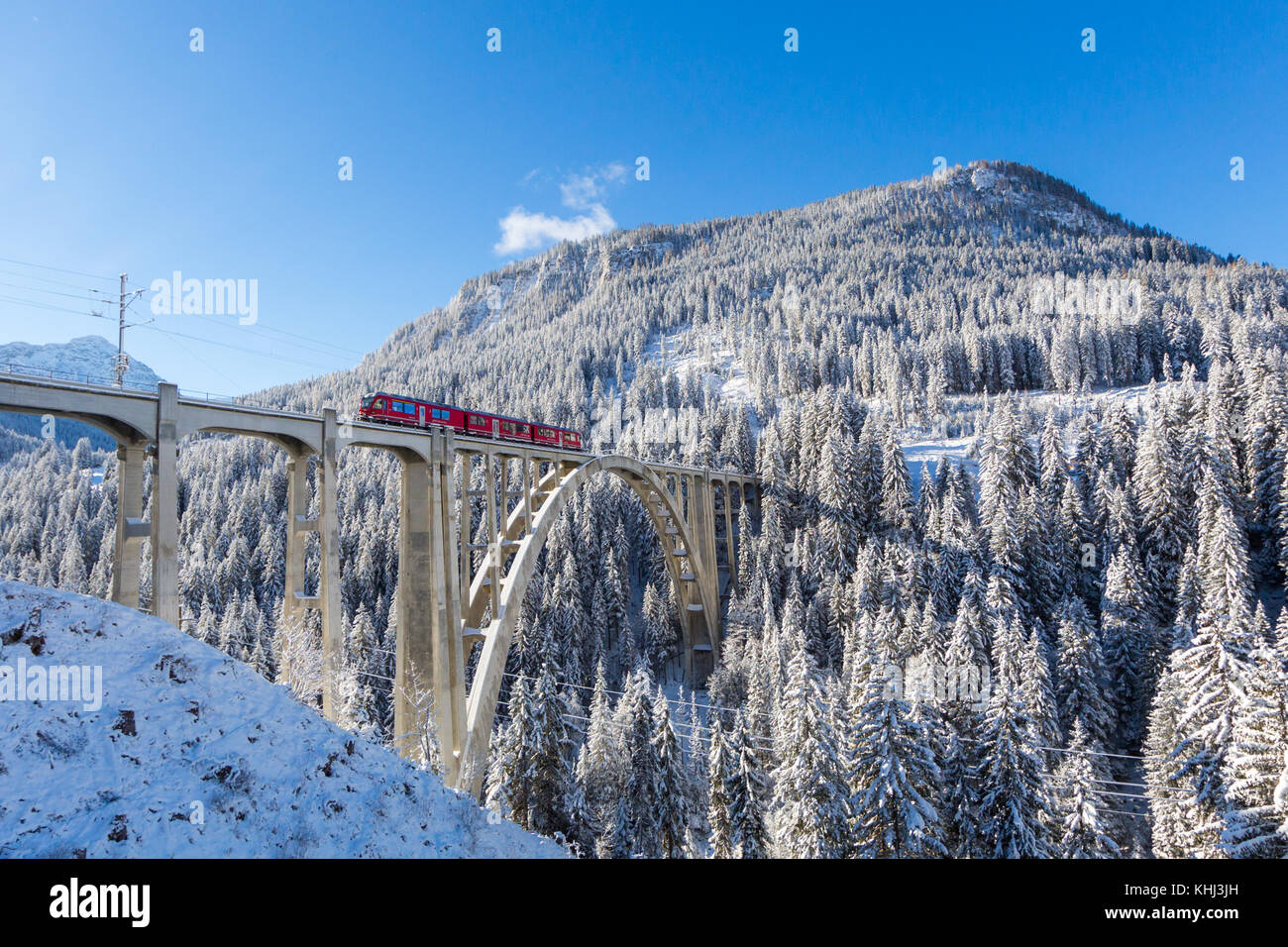 Arosa, Schweiz - 14 November 2017: Langwieser Viadukt im Winter, Arosa, Schweiz. Stockfoto