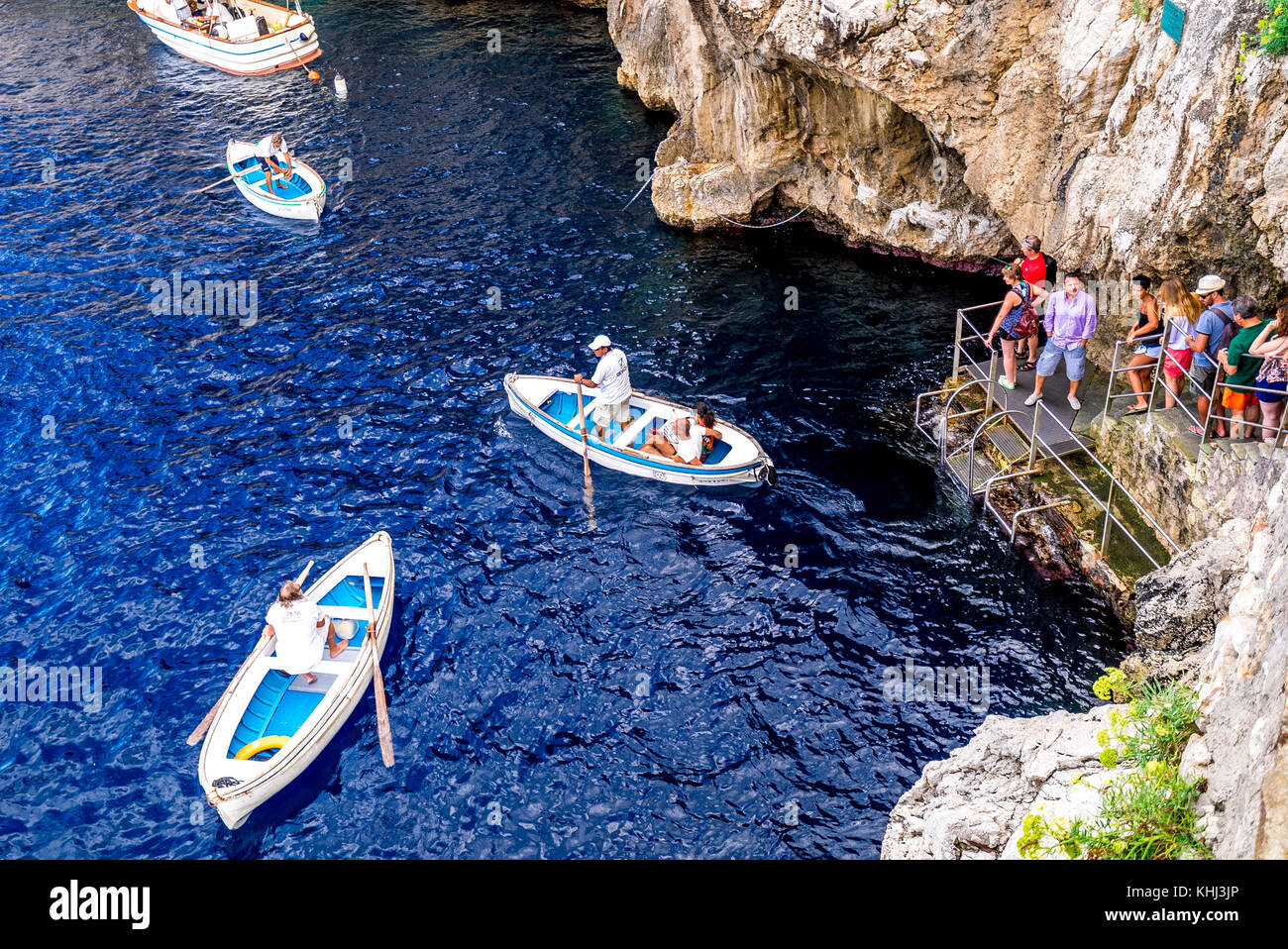 Eine Reihe von Touristen warten auf ihre Bootsfahrt in die berühmte Blaue Grotte auf der Insel Capri in Italien Stockfoto