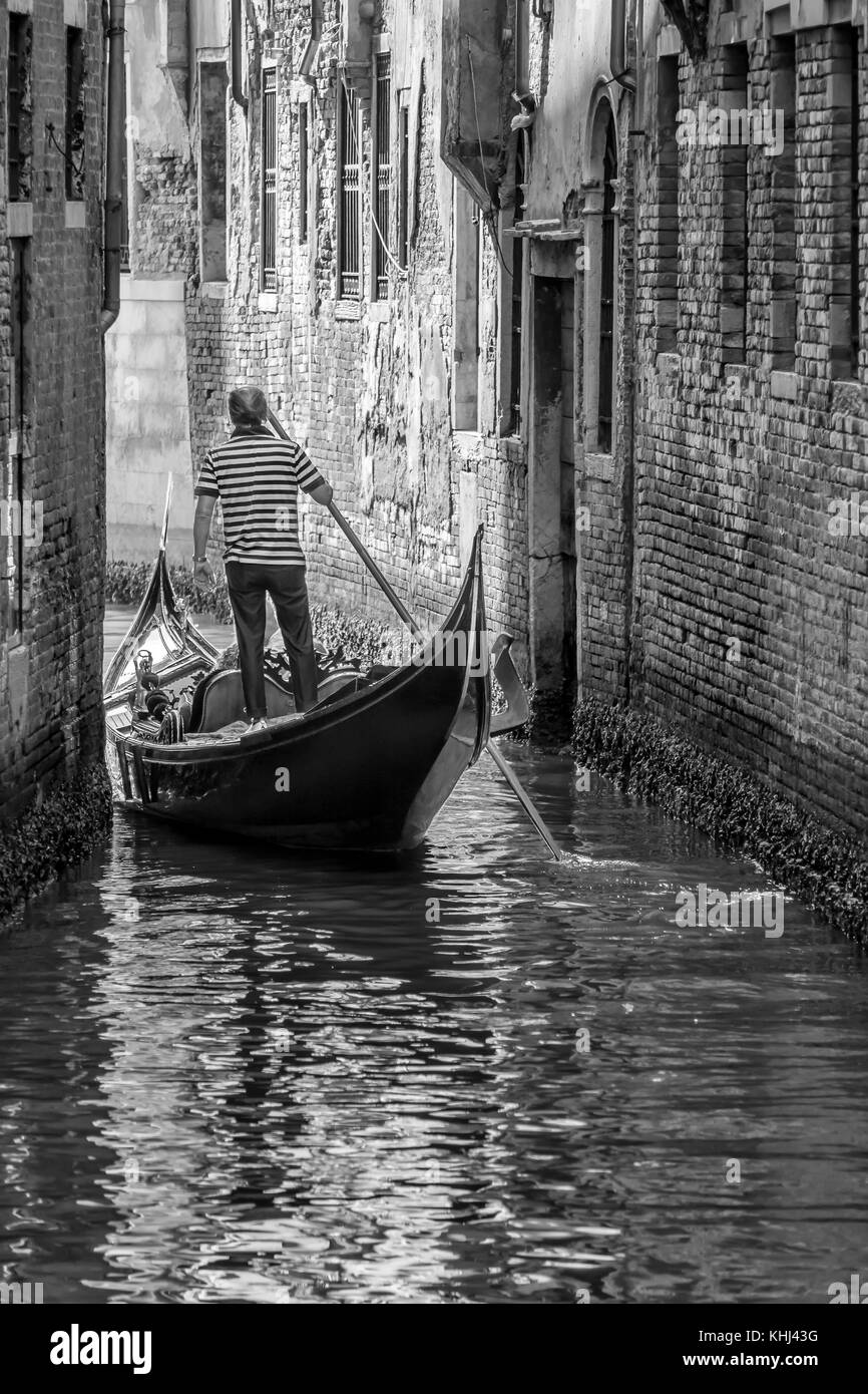 Schwarze und weiße Gondoliere, Venedig, Italien Stockfoto