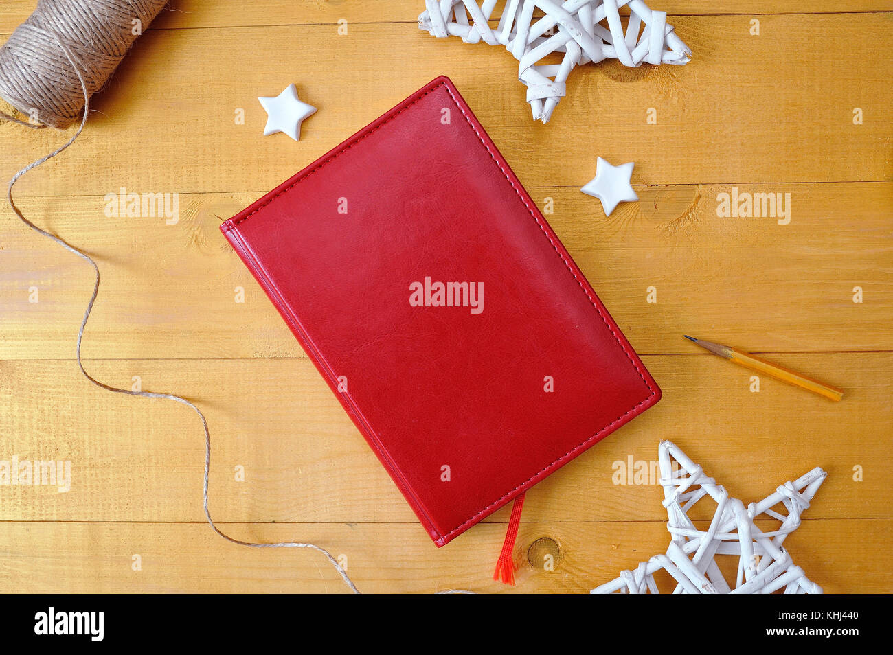 Weihnachten Hintergrund rot Notepad für Ihren Text und White Christmas Star eine hölzerne Hintergrund. Flach, Ansicht von oben Foto mockup Stockfoto