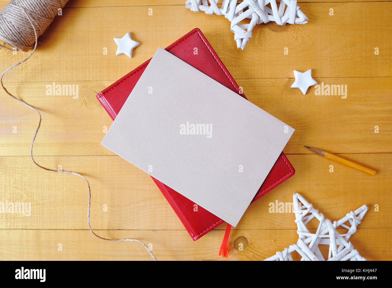 Weihnachten Hintergrund Kraftpapier Blatt Papier mit Platz für Ihren Text und White Christmas Star Holz- Hintergrund. Flach, Ansicht von oben Foto mockup Stockfoto