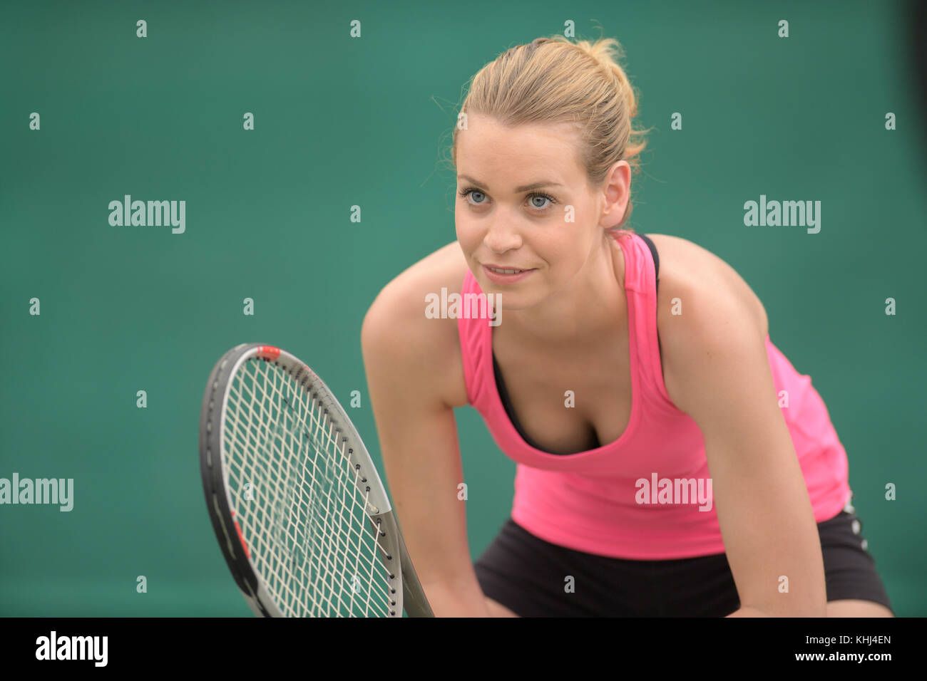 Junge Frau mit Tennisschläger Stockfoto