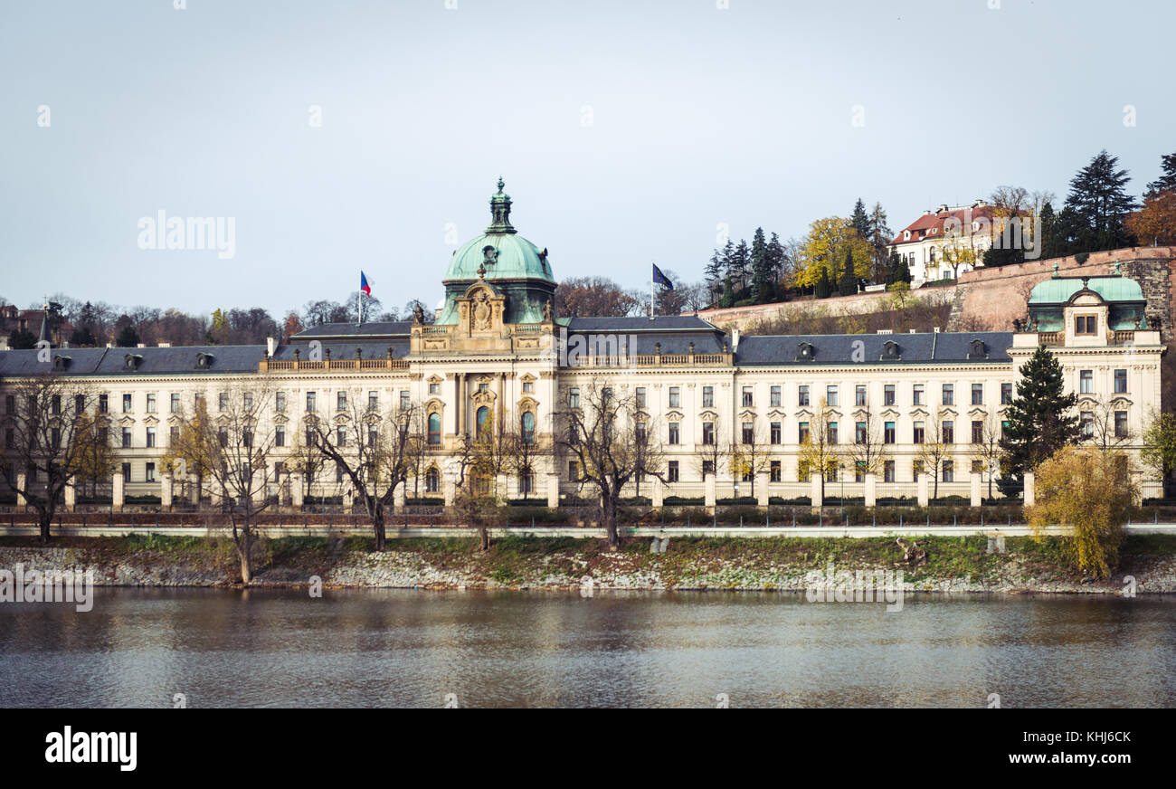 Prag, Tschechische Republik - 12. November 2017: strakova Akademie in Prag. Ansicht überqueren Sie den Fluss Vltava im Herbst. Stockfoto