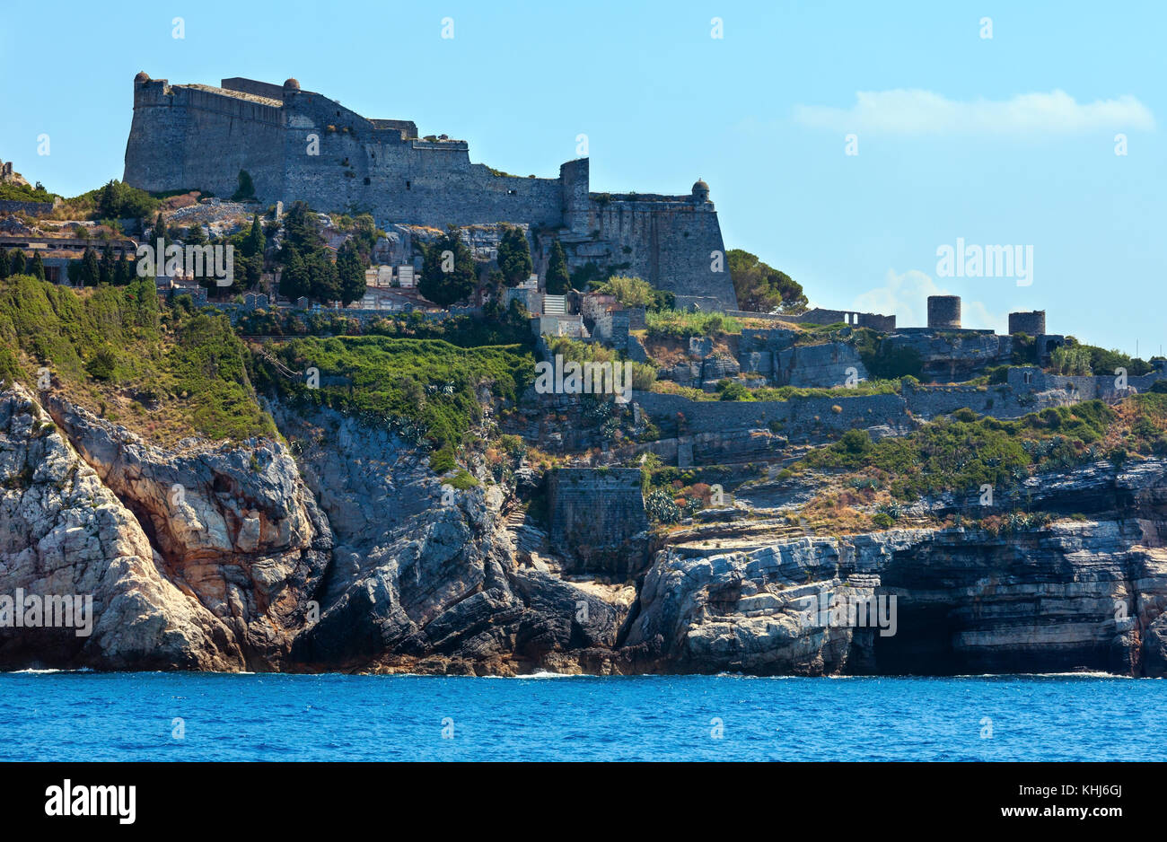 Wunderschöne mittelalterliche Fischer Stadt von portovenere (Unesco Weltkulturerbe) Blick vom Meer (in der Nähe von Cinque Terre, Ligurien, Italien). Die Festung Castello Doria (Bu Stockfoto