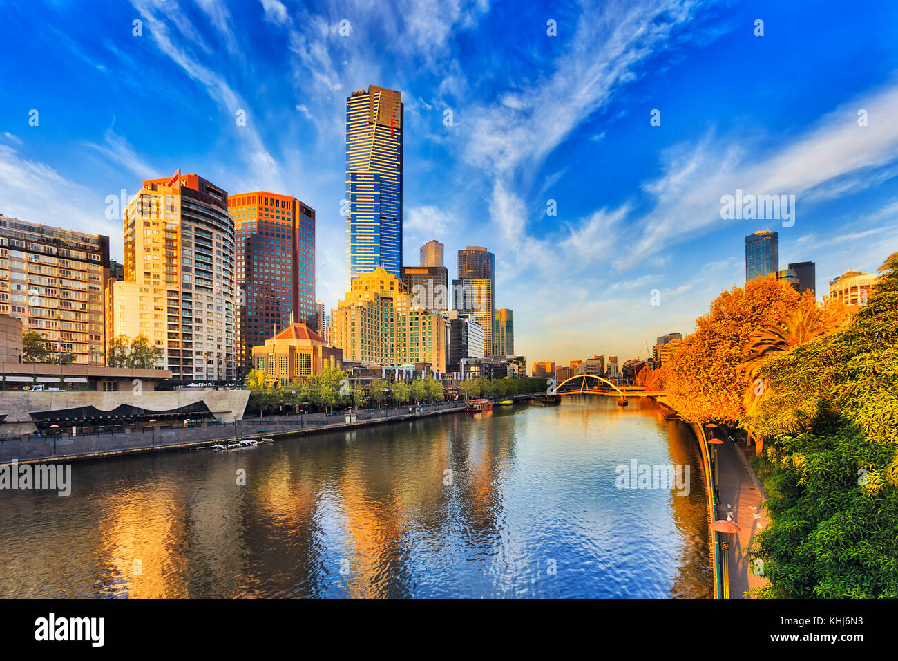 Der höchste Wolkenkratzer in Melbourne Eureka Tower dominiert Stadtbild über South Yarra Yarra River in warmen Morgensonne unter blauem Himmel. Stockfoto