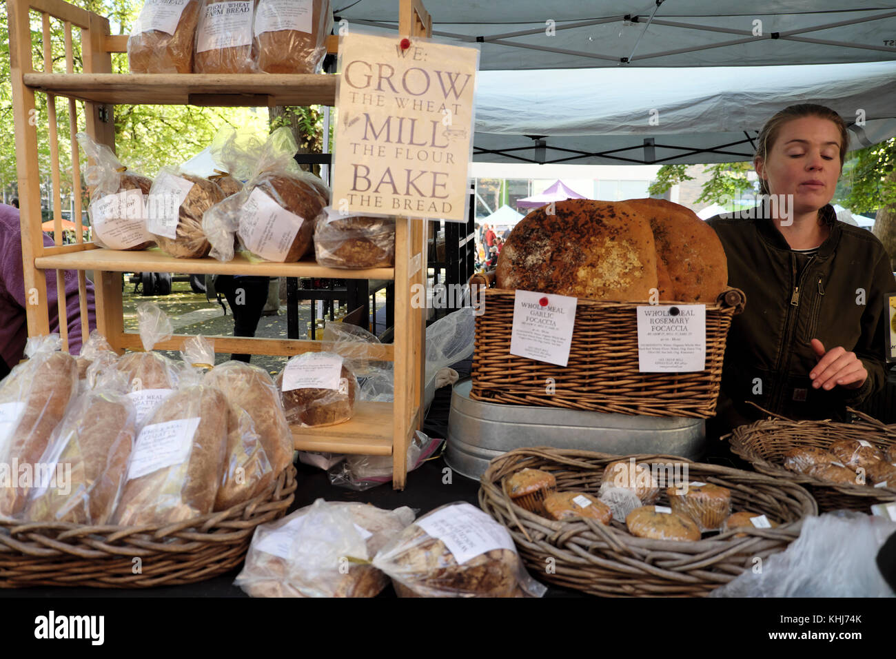 Brot stall Verkauf von hausgemachten Brote Portland Farmers Market im Oktober an der Portland State University Campus Portland Oregon, USA KATHY DEWITT Stockfoto