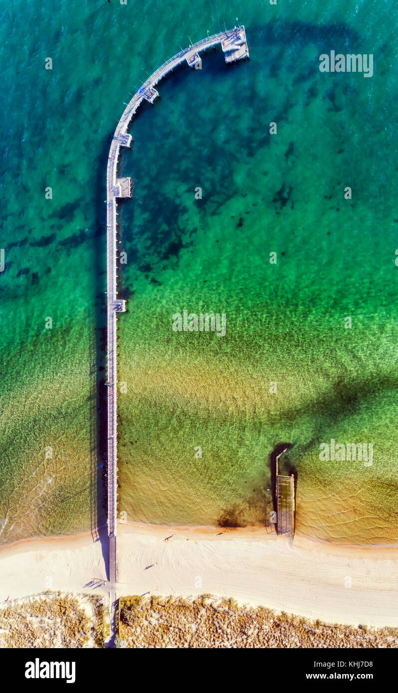 Von oben nach unten Luftbild des historischen Angeln Holz Bootsanleger im Port Philip Bay vor Port Melbourne Beach an einem sonnigen Tag. Stockfoto