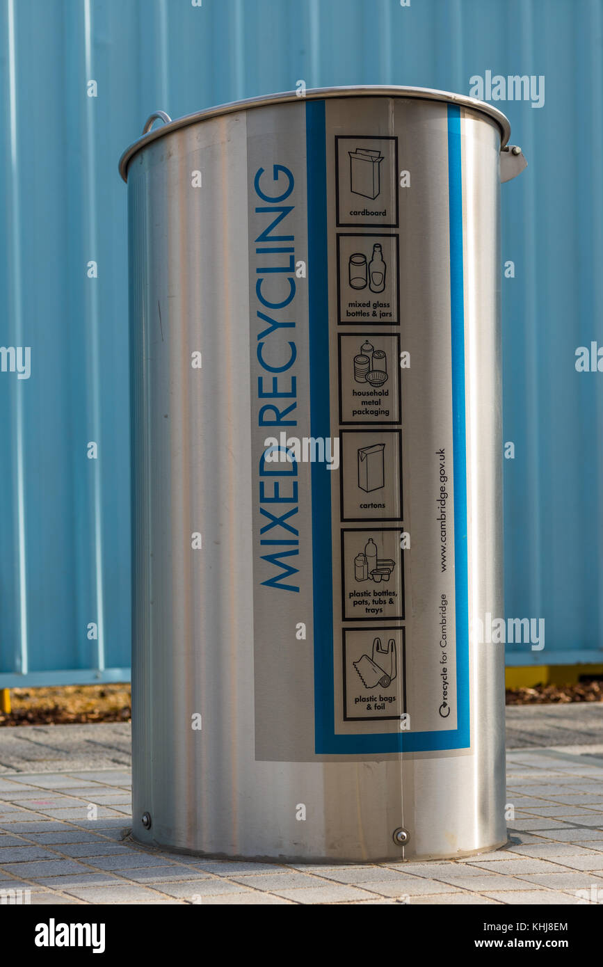 Größte u-bin-System in Großbritannien an der neuen Cambridge district Eddington. Kein wheelie Bins - Stahl bin Rutschensystem große unterirdische Kammer. Stockfoto