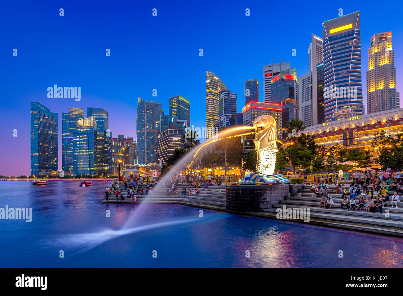Der Merlion und die Skyline von Singapur bei Nacht Stockfoto