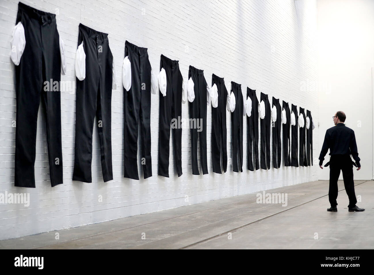 Eine Serie von XXXXXXL-Hosen mit ausgespannten Taschen im Tramway Arts Center in Glasgow, die Teil einer Ausstellung der in Los Angeles lebenden Künstlerin Amanda Ross-Ho ist und Teil einer Installation ist, die einen Fabrikboden darstellen soll. Stockfoto