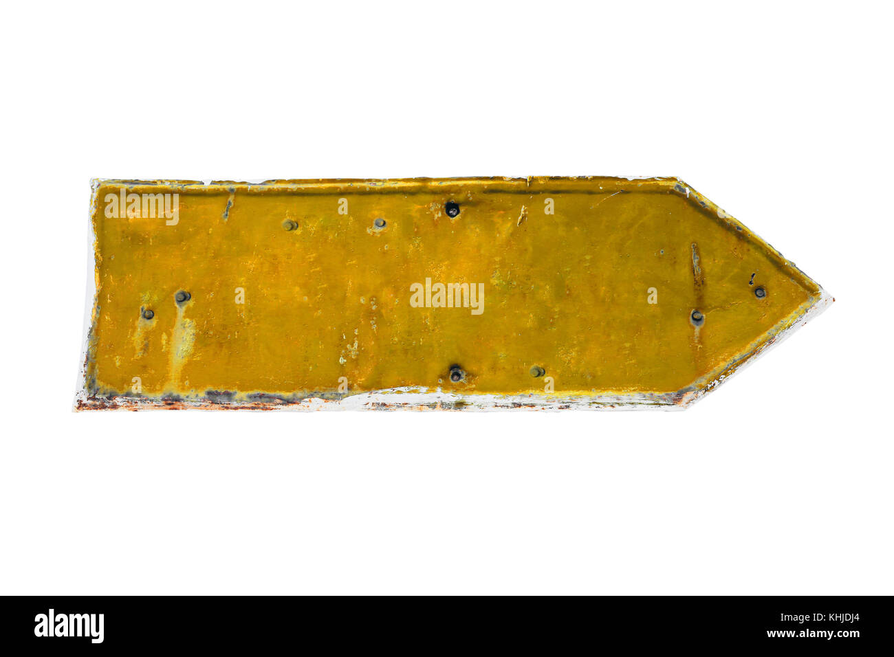 Gelber Pfeil Form aus einer rostigen und grunge metal Eisenplatte mit Peeling Beschichtung und Kratzer Textur auf einem weißen Hintergrund. Stockfoto