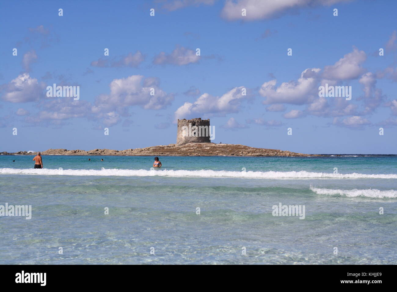 Ein Stein Turm namens Nuraghe auf La Pelosa Strand in Sardinien. Stockfoto