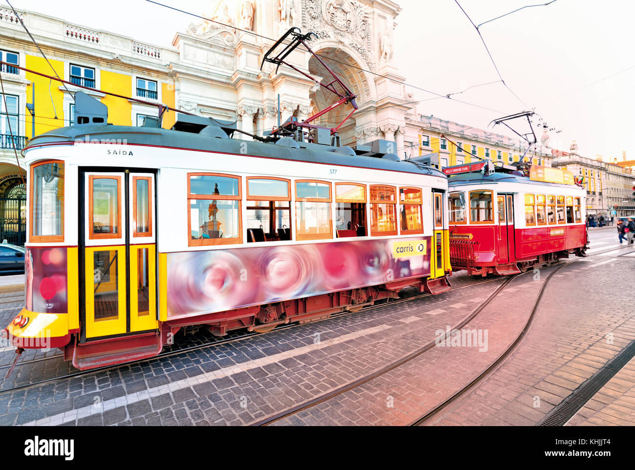 Nostalgische Straßenbahnen, die am Triumphbogen in Lissabon anhalten Stockfoto