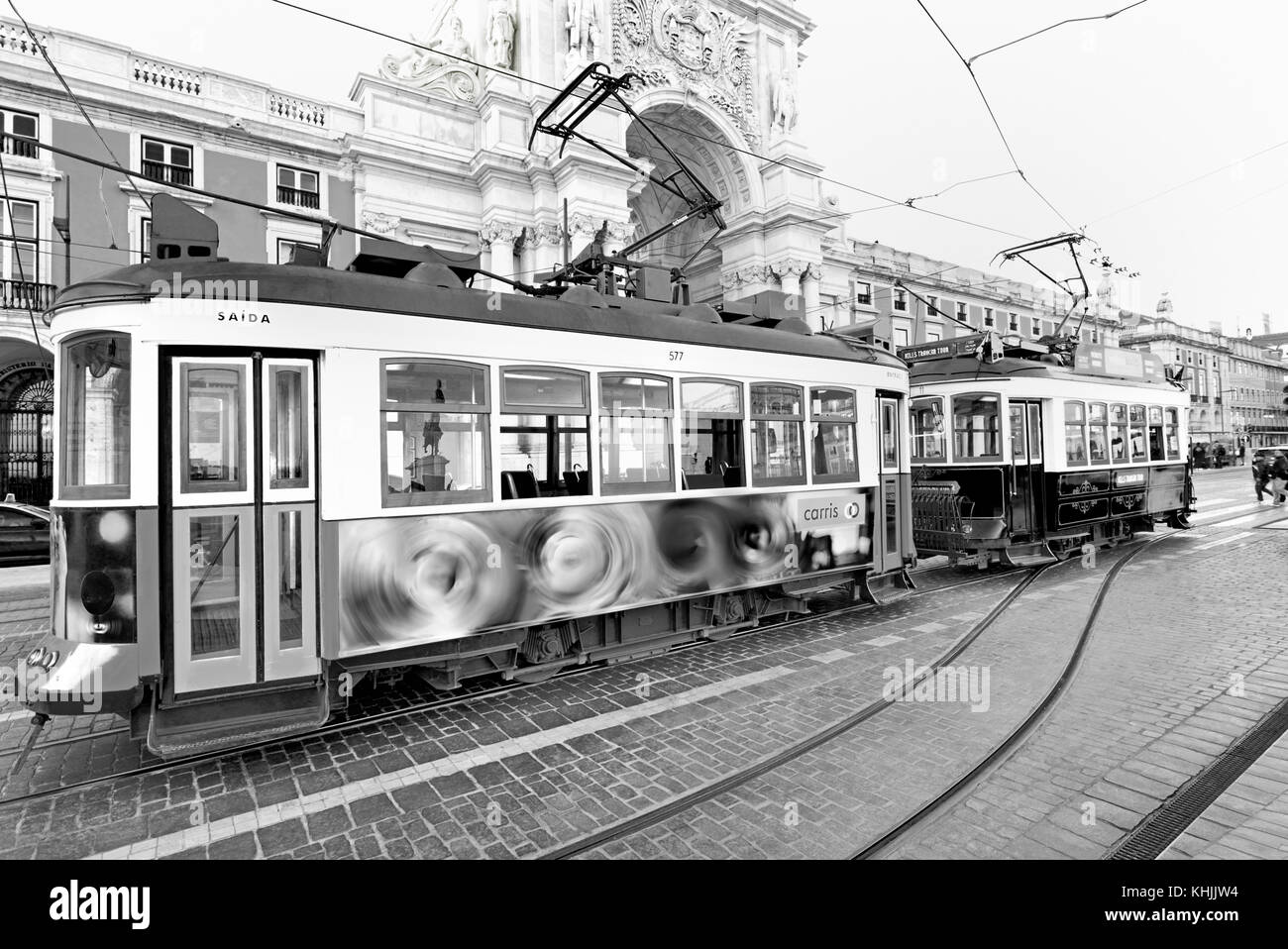 Nostalgische Straßenbahnen, die am Triumphbogen in Lissabon anhalten Stockfoto