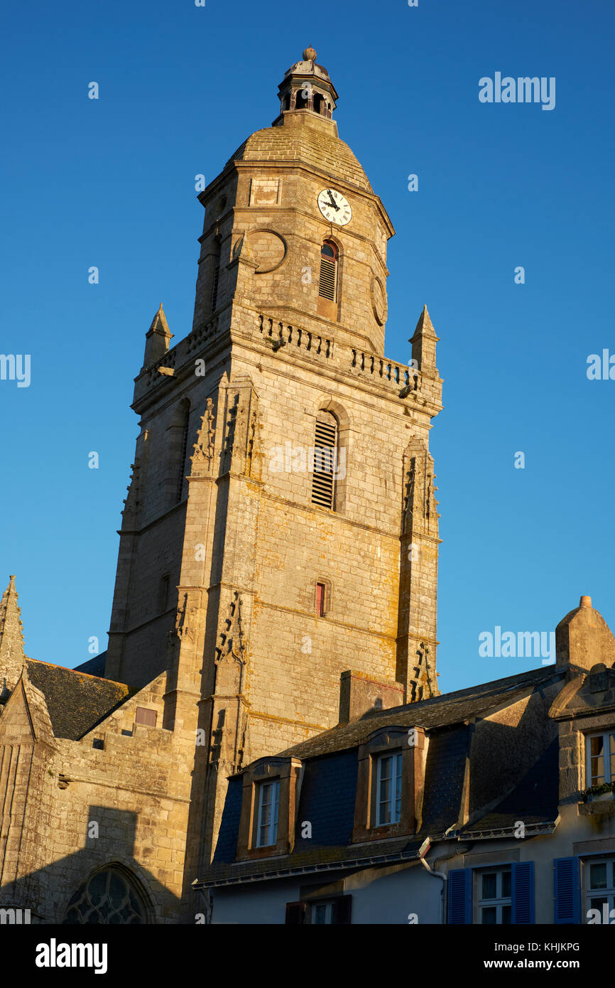 Der Glockenturm der Kirche Notre Dame de Pitie in Le Croisic auf der Halbinsel Guerande in der Loire-Atlantischen Region der Bretagne frankreich. Stockfoto