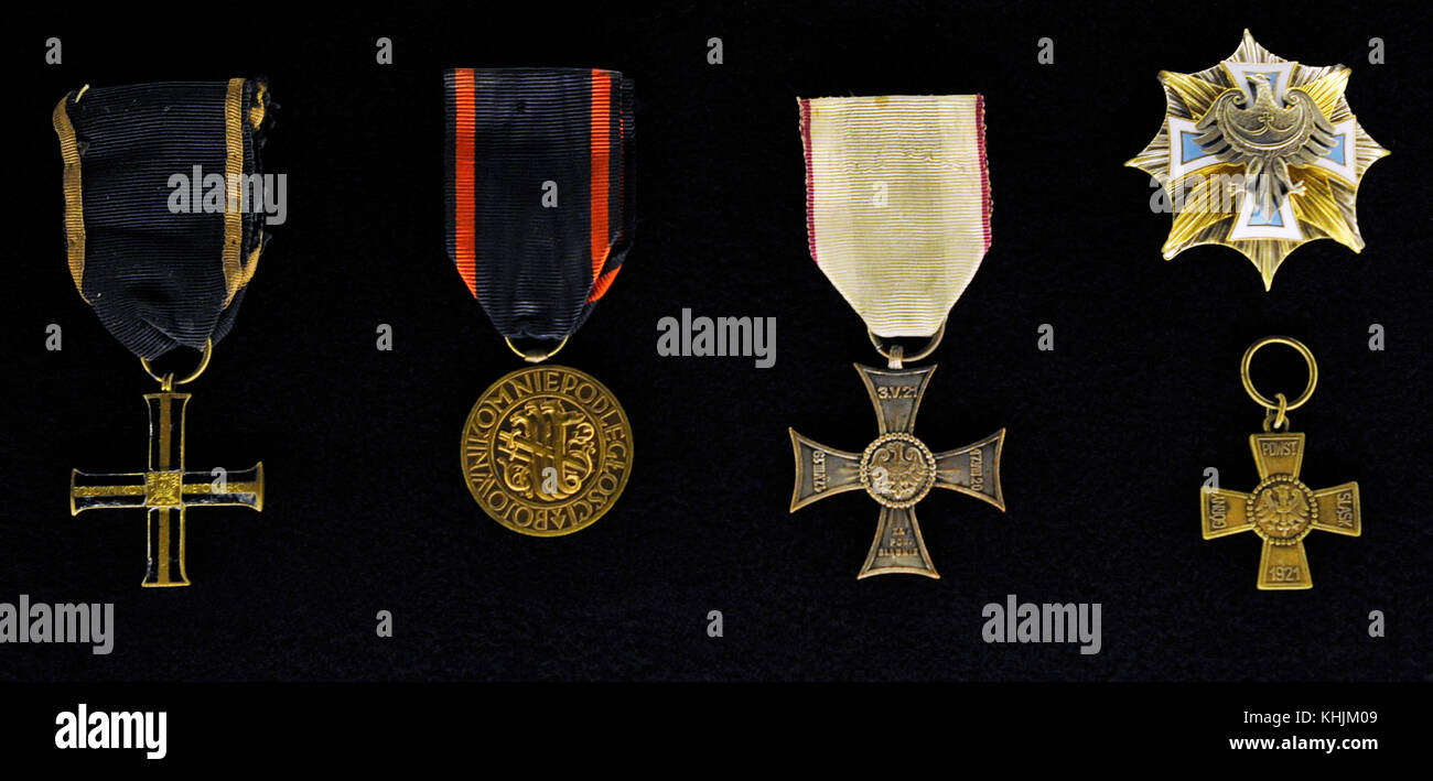 Zwischenkriegszeit. Von links nach rechts: Kreuz von Unabhängigkeit, Polen; Medaille der Unabhängigkeit, Polen; Kreuz mit schlesischen band den Wert und das Verdienst, den Teilnehmern Aufstände gewährt; Stern Oberschlesiens, für die Teilnahme an der Schlesischen Aufstände und die Plebiszitären Aktivität und commemorative Abzeichen des Fünften aufständischen Regiment von Rybnik, Messing, 1921 ausgezeichnet. Schlesischen Museum. Katowice Polen. Stockfoto