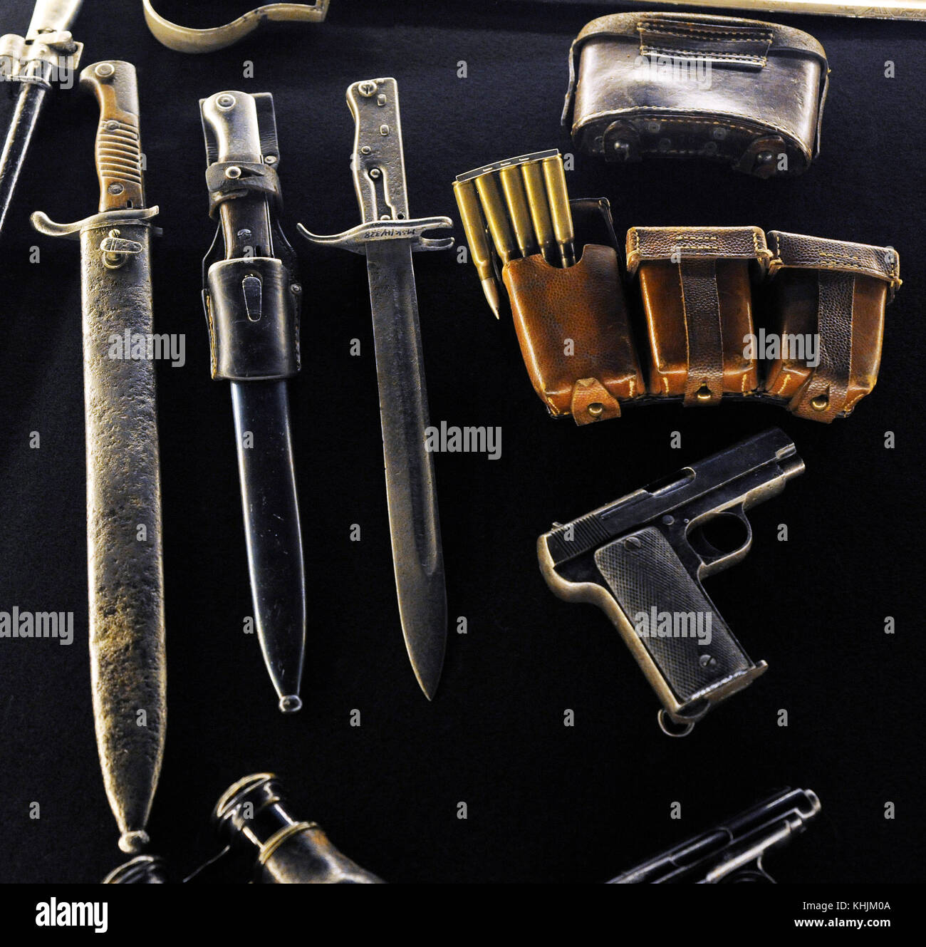 Von links nach rechts und von oben nach unten: bajonette Für Mauser, Modell 1898, Deutschland; cartridge case für den Ausschuss Gewehr Modell 1888, Deutschland; cartridge case und Kugeln in die Mauser Modell 1898, Deutschland und Zebra Pistole Modell 1916, während des Ersten Weltkriegs von der französischen Armee und die von den Rebellen von Schlesien, Spanien verwendet. Schlesischen Museum. Katowice Polen links. Stockfoto