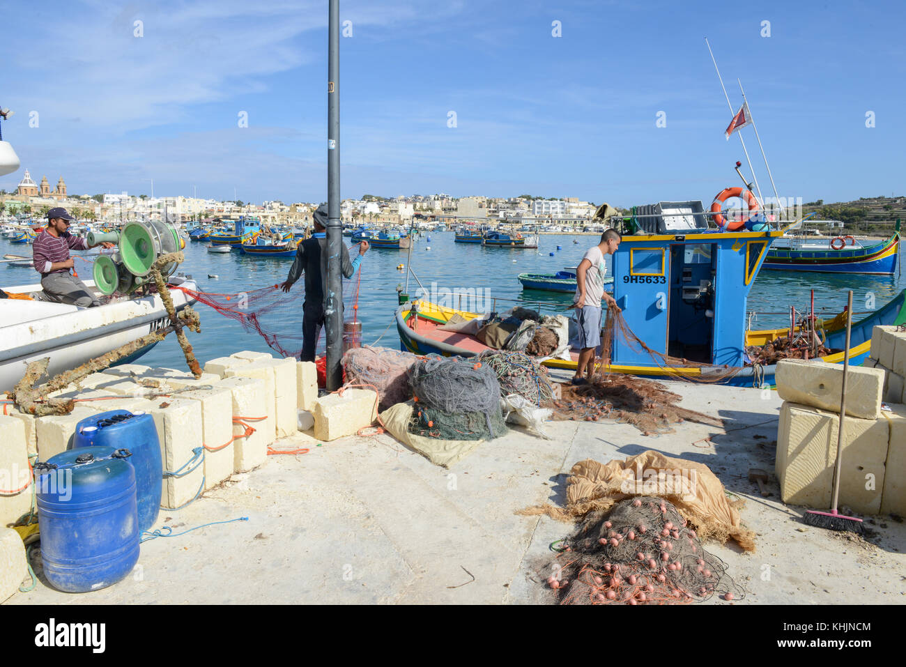Marsaxlokk, Malta - 3 November 2017: fischer Vorbereitung der Fischernetze in der Nähe ihrer Yacht in marsaxlokk auf Malta Stockfoto