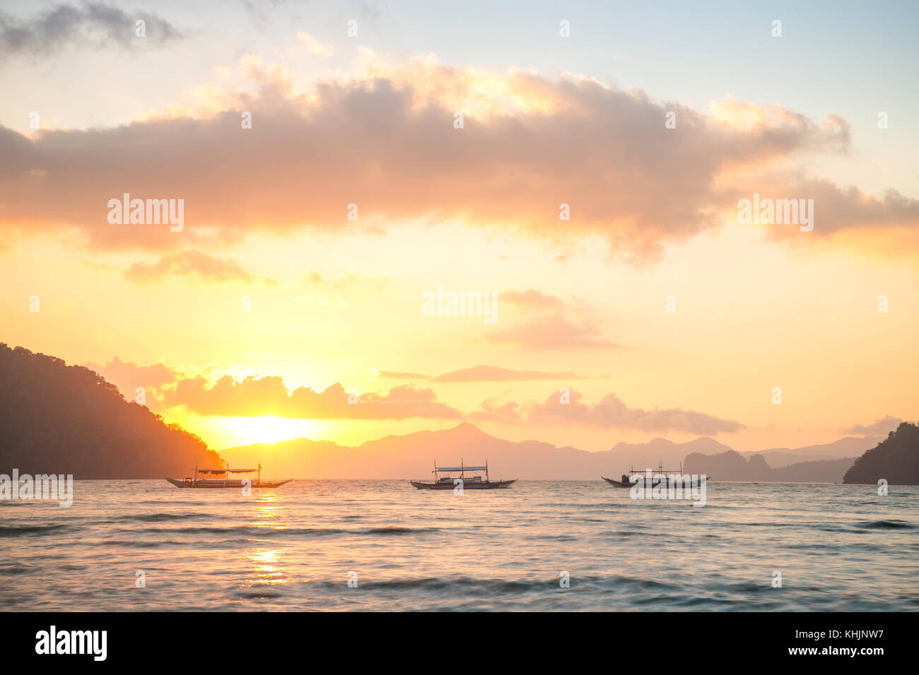 Traditionelle philippinische Boote in der warmen Sonnenuntergang Stockfoto