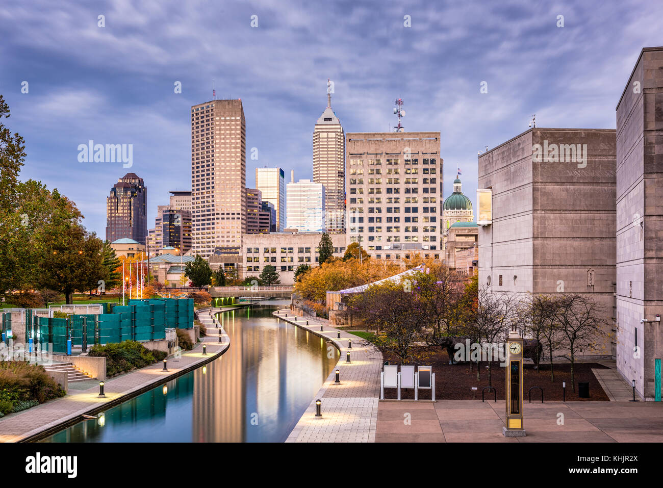 Indianapolis, Indiana, USA Skyline auf dem Kanal entfernt. Stockfoto