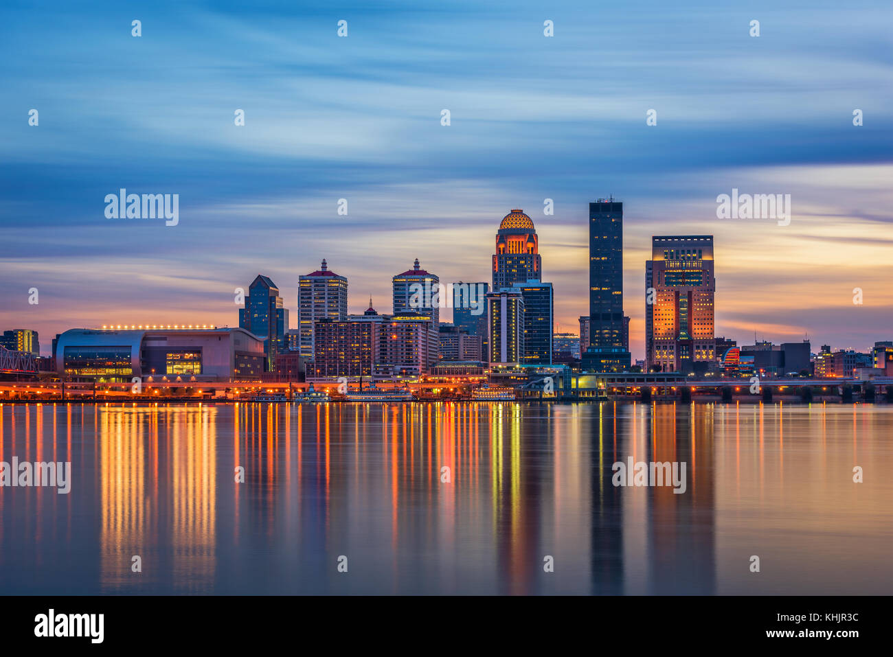 Louisville, Kentucky, USA Skyline auf dem Fluss. Stockfoto