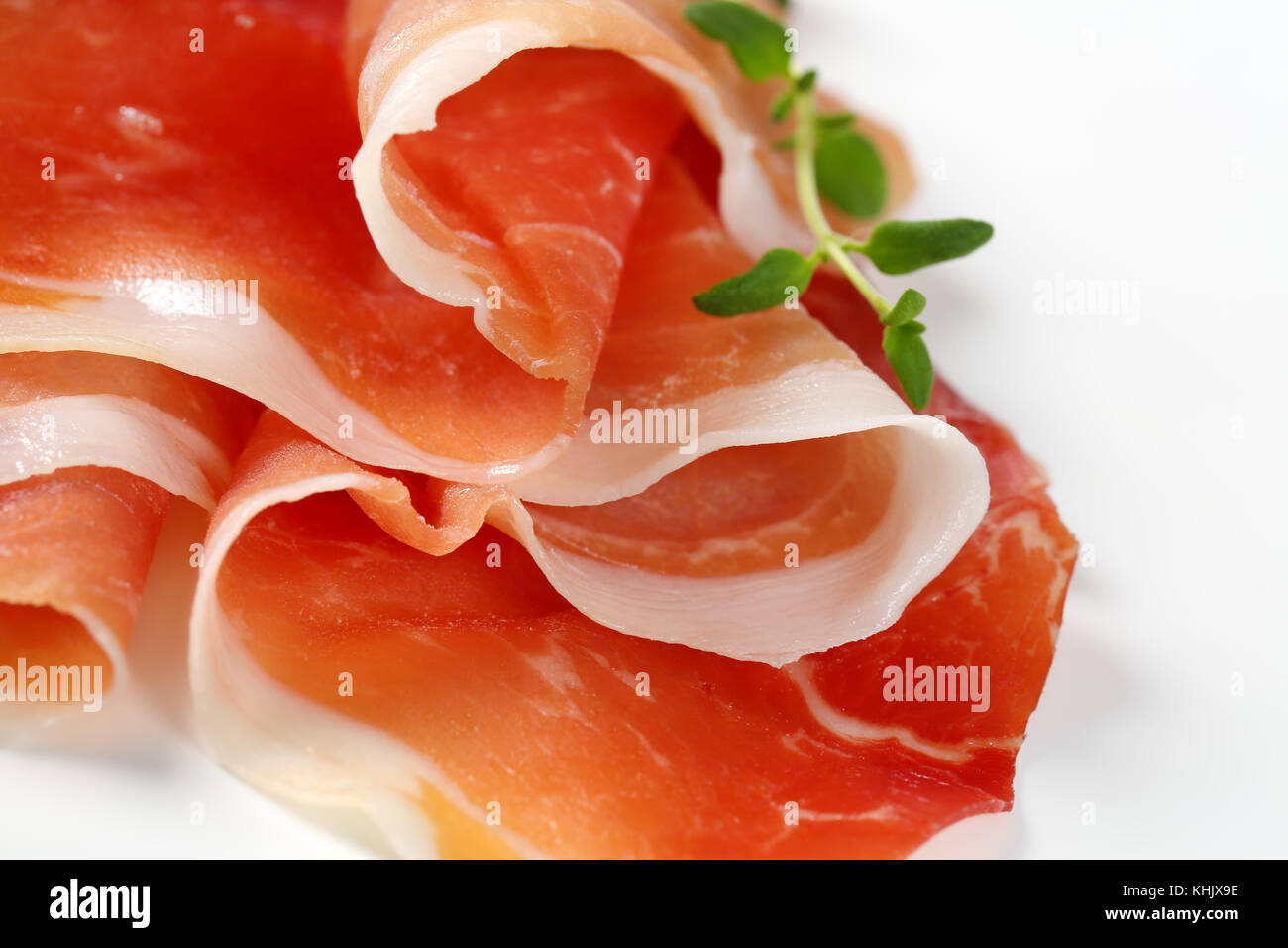 Scheiben luftgetrocknete Schinken mit Thymian - Detail Stockfoto