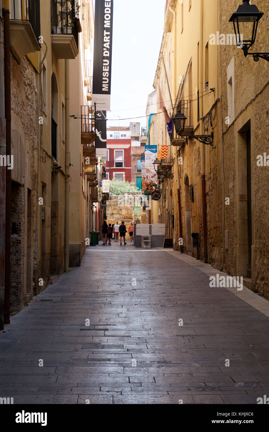 TARRAGONA, SPANIEN - Aug 28th, 2017: einsame Straße der alten Europäischen Stadt an einem klaren sonnigen Tag. Die hellen Mauern der Altstadt von Tarragona in Katalonien Stockfoto