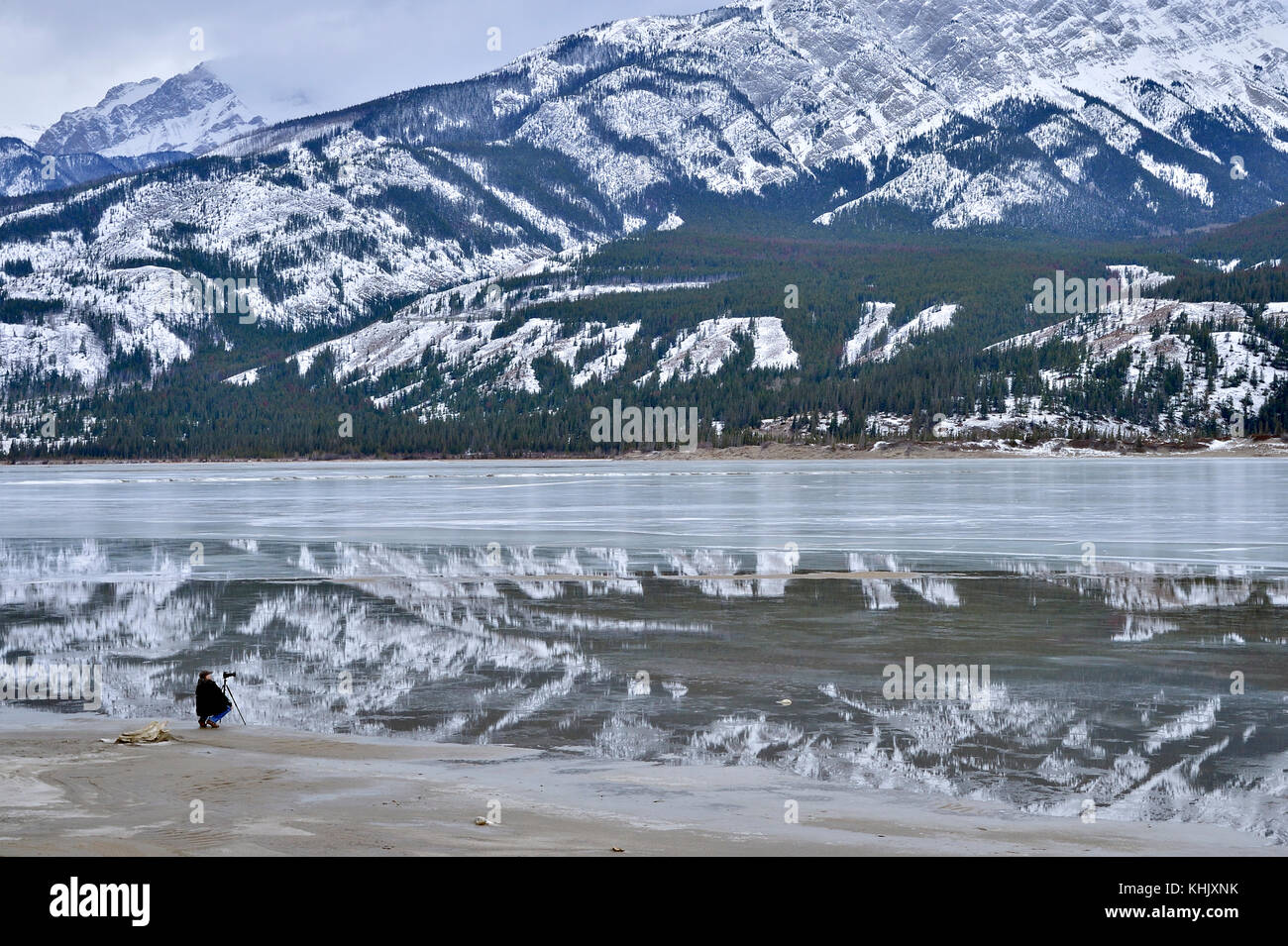 Ein einsamer Fotograf seine Kamera ein Foto auf See in Jasper Jasper National Park, Alberta, Kanada. Stockfoto