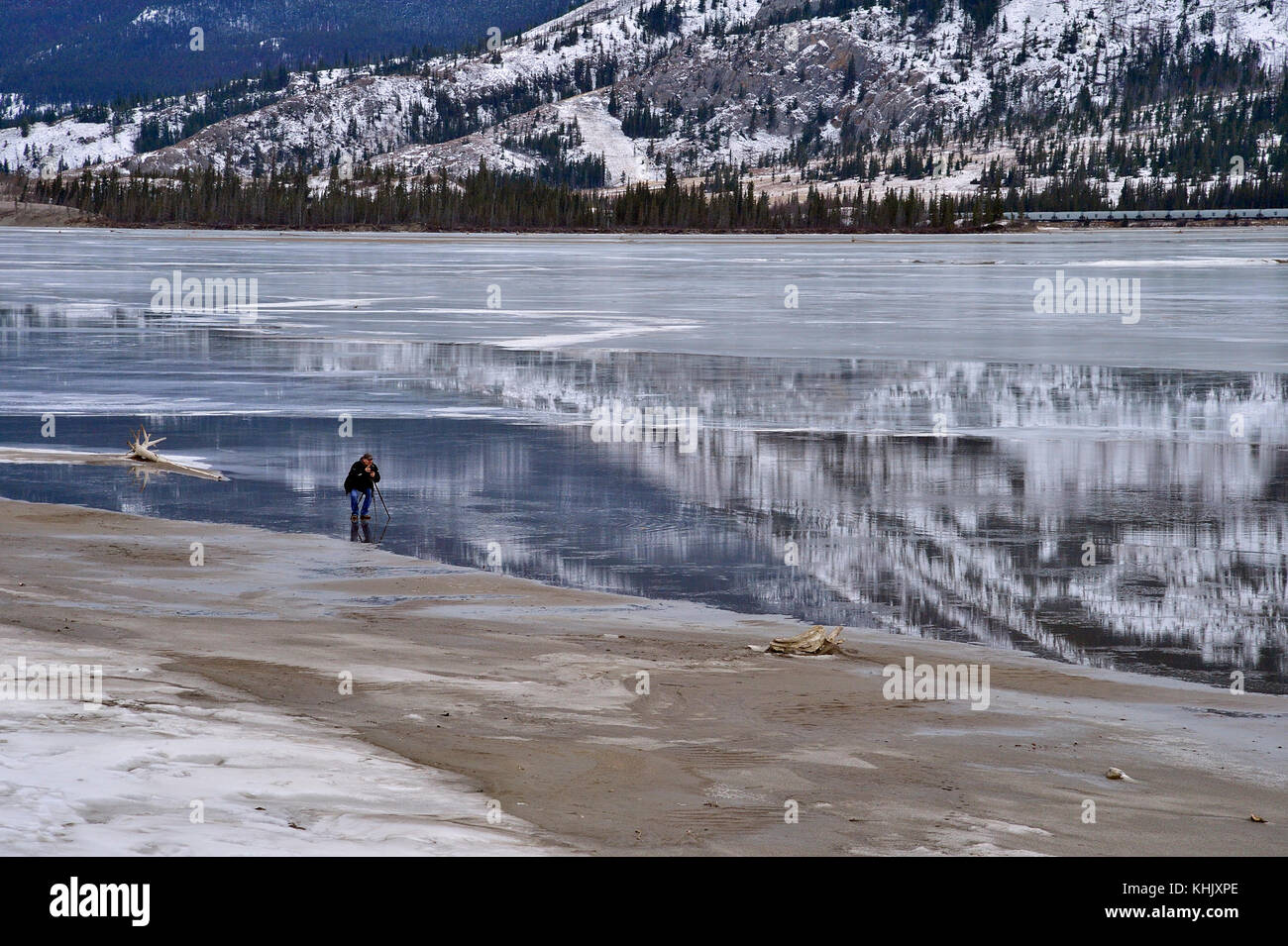 Ein einsamer Fotograf seine Kamera ein Foto auf See in Jasper Jasper National Park, Alberta, Kanada. Stockfoto