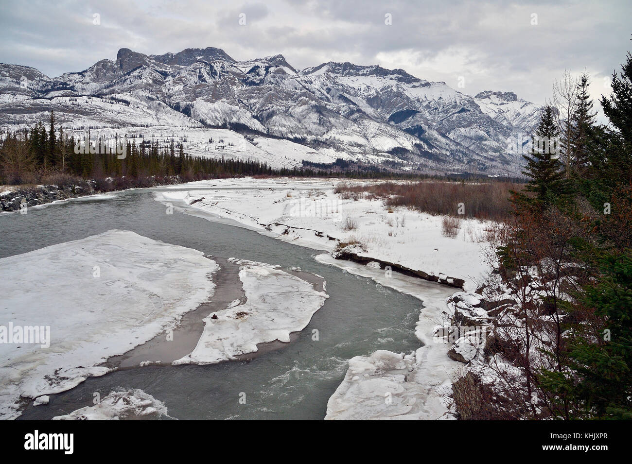 Eine Winterlandschaft Bild des Rocky River mit der miette Bergkette des Jasper National Park im Hintergrund Stockfoto