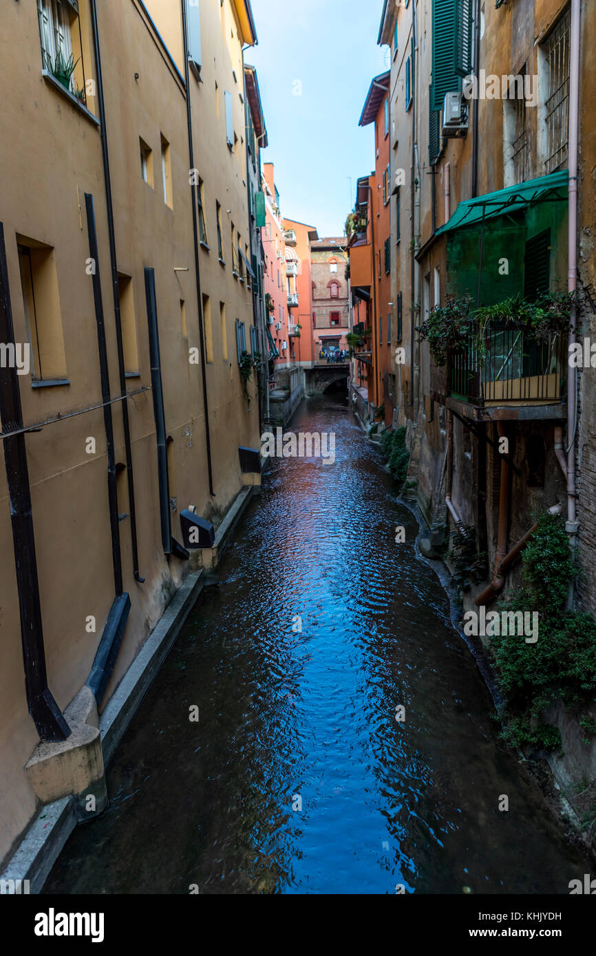 Nach Bologna hatte viele Kanäle. Jetzt nur noch einen Bruchteil des Netzes ist sichtbar über dem Boden und nur sehr wenige Punkte in der Stadt. Bologna, Italien Stockfoto
