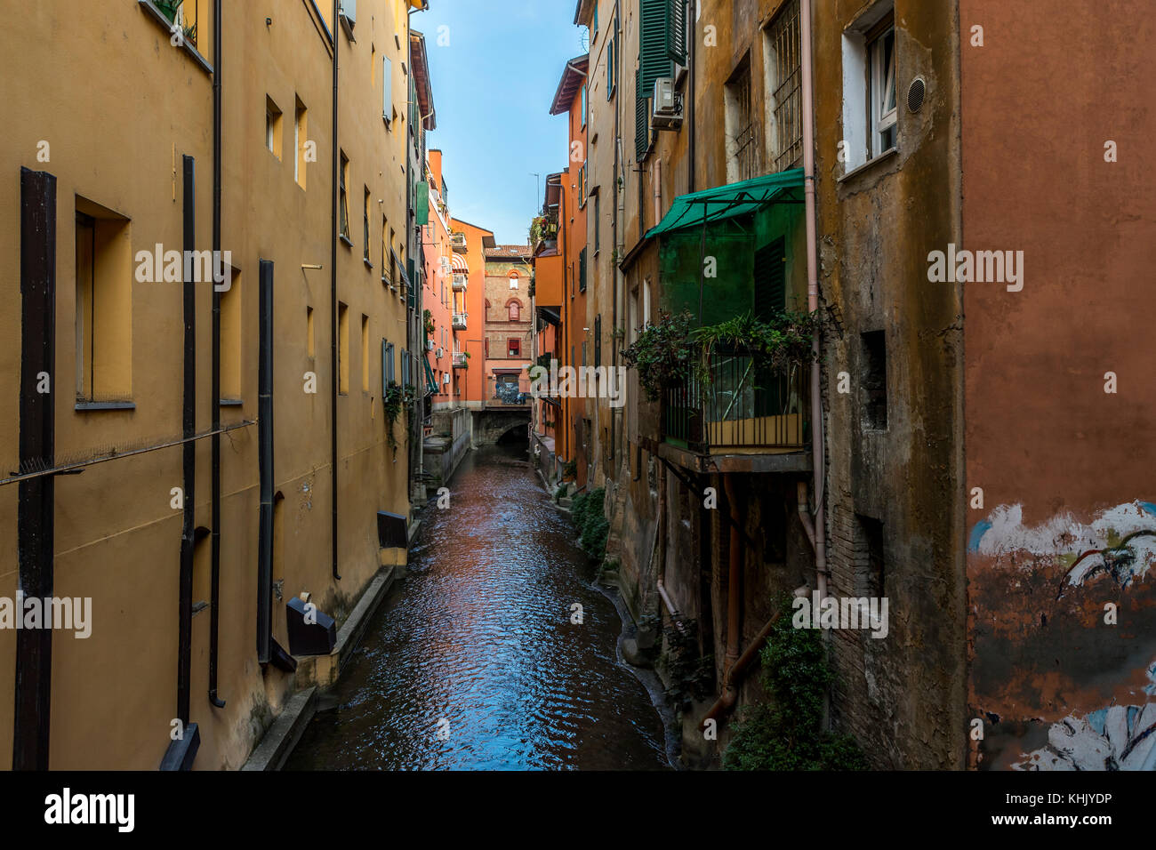 Nach Bologna hatte viele Kanäle. Jetzt nur noch einen Bruchteil des Netzes ist sichtbar über dem Boden und nur sehr wenige Punkte in der Stadt. Bologna, Italien Stockfoto