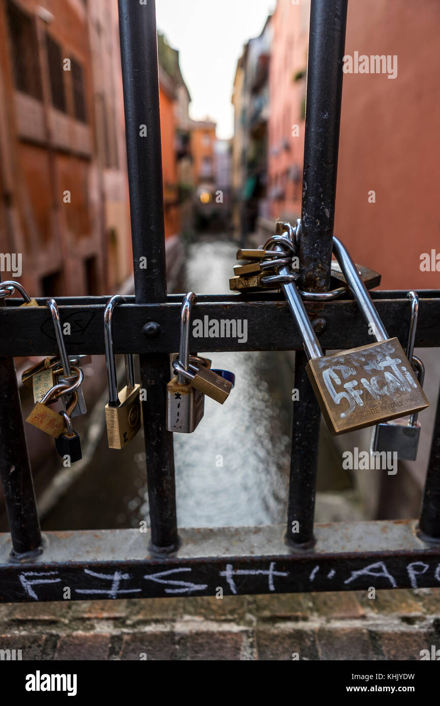 Nach Bologna hatte viele Kanäle. Jetzt nur noch einen Bruchteil des Netzes ist sichtbar über dem Boden und nur sehr wenige Punkte in der Stadt. Bologna, Italien Stockfoto