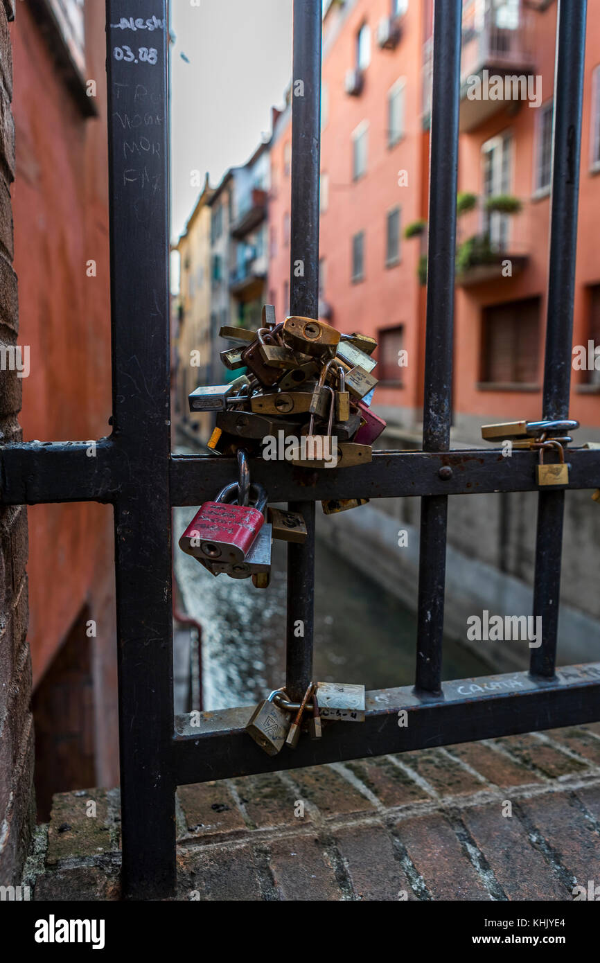 Nach Bologna hatte viele Kanäle. Jetzt nur noch einen Bruchteil des Netzes ist sichtbar über dem Boden und nur sehr wenige Punkte in der Stadt. Bologna, Italien Stockfoto
