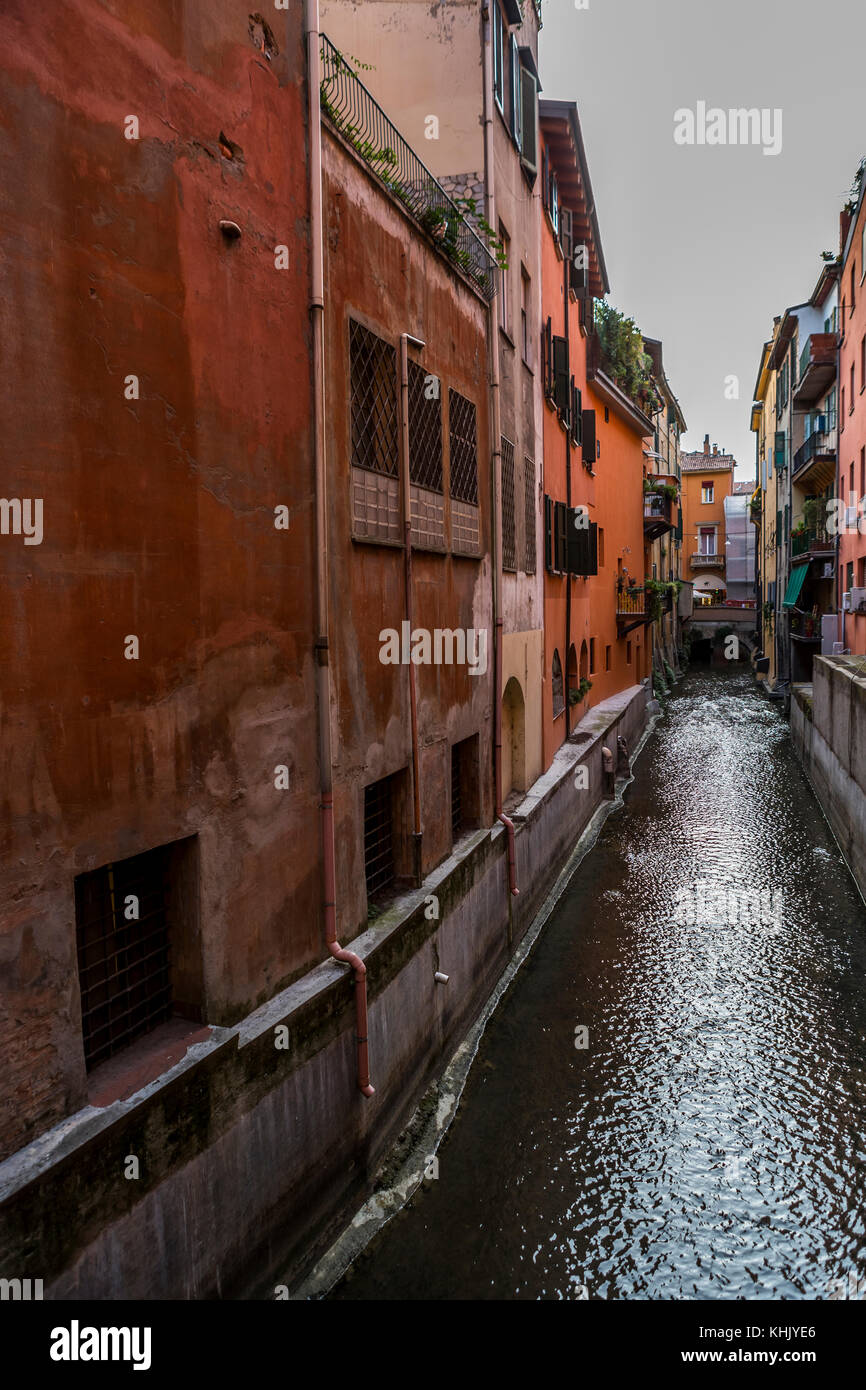 Nach Bologna hatte viele Kanäle. Jetzt nur noch einen Bruchteil des Netzes ist sichtbar über dem Boden und nur sehr wenige Punkte in der Stadt. Bologna, Italien Stockfoto