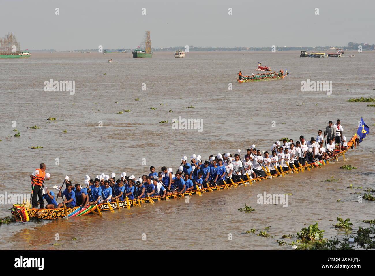 Phnom Penh feiert Bon Om Touk, der Kambodschanischen Water Festival, w/longboat Racing auf dem Tonle Sap Fluss. Credit: Kraig Lieb Stockfoto