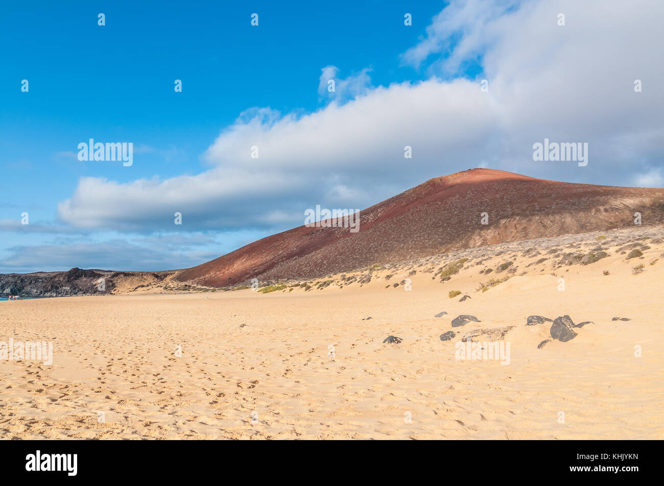 Blick auf Playa de las Conchas mit Montaña Bermeja im Hintergrund, La Graciosa, Kanarische Inseln, Spanien Stockfoto