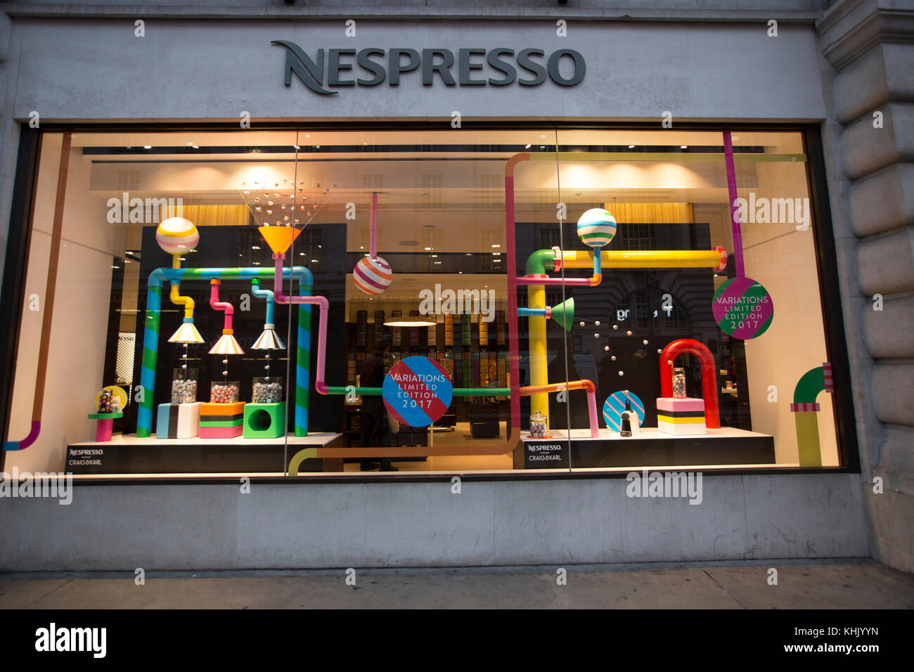 Nespresso 2017 festliche Weihnachten Fenster angezeigt, auf der Regent Street, London, England, Großbritannien Stockfoto