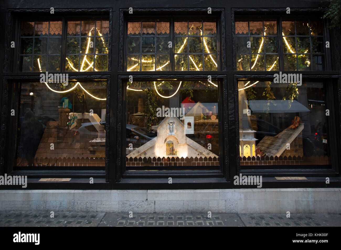 "Es war die Nacht vor Weihnachten" an Liberty London, wie es seine neuesten festliche Fenster anzuzeigen, Regent Street, London, Vereinigtes Königreich Stockfoto