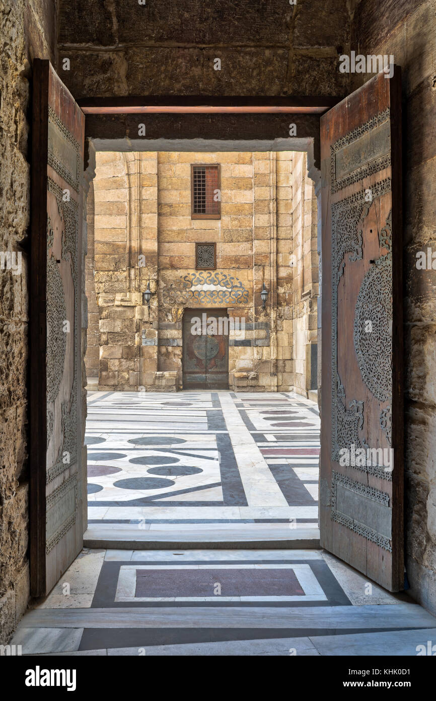 Geöffnet Tür zum Innenhof des Al-Sultan al-Zahir barquq Moschee al-moez Straße, alte Kairo, Ägypten Stockfoto