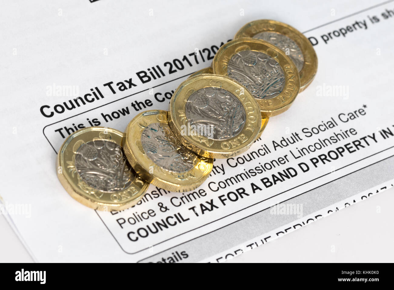 Neue Pfund Münzen auf einer Gemeindesteuer bill Stockfoto