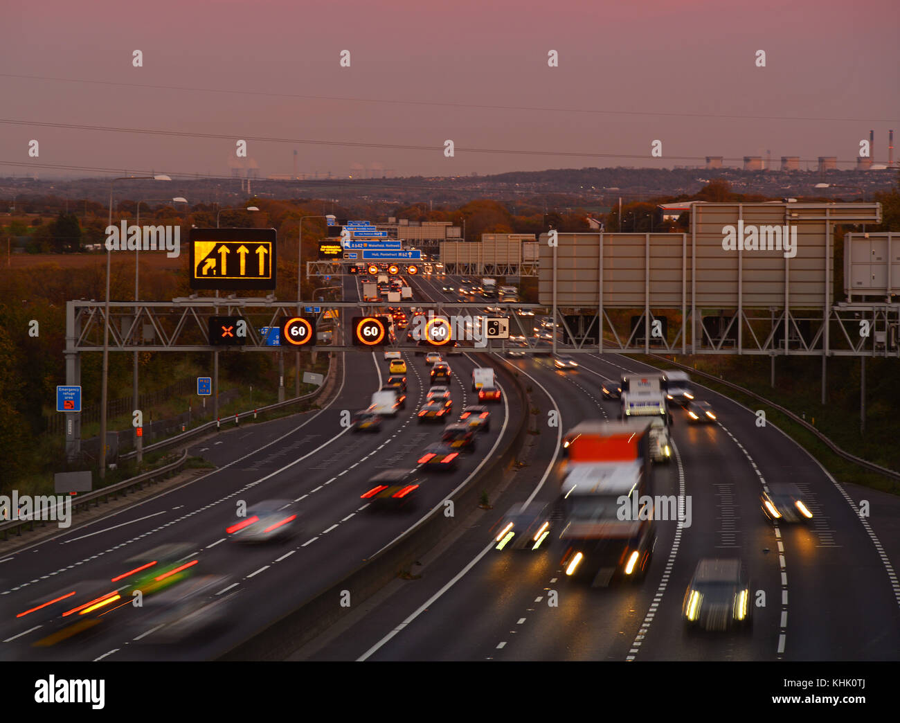 Lane geschlossen Tempolimit Warnzeichen in dichtem Verkehr Staus auf der Autobahn m62 bei rush hour Leeds vereinigtes Königreich reduziert Stockfoto