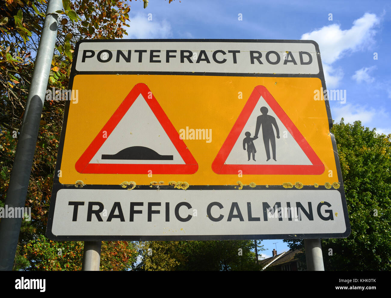 Verkehrsberuhigung Warnzeichen der Bodenschwellen und Fußgänger im Straßenverkehr vor, Pontefract Ferrybridge Straße yorkshire United Kingdom Stockfoto