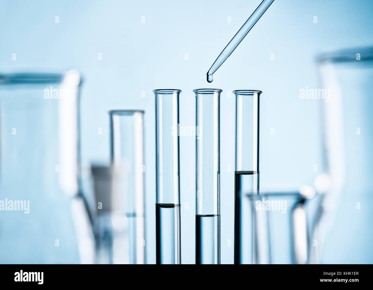 Detail eines Labors mit Reagenzgläsern, Pipette und Glaskolben Stockfoto