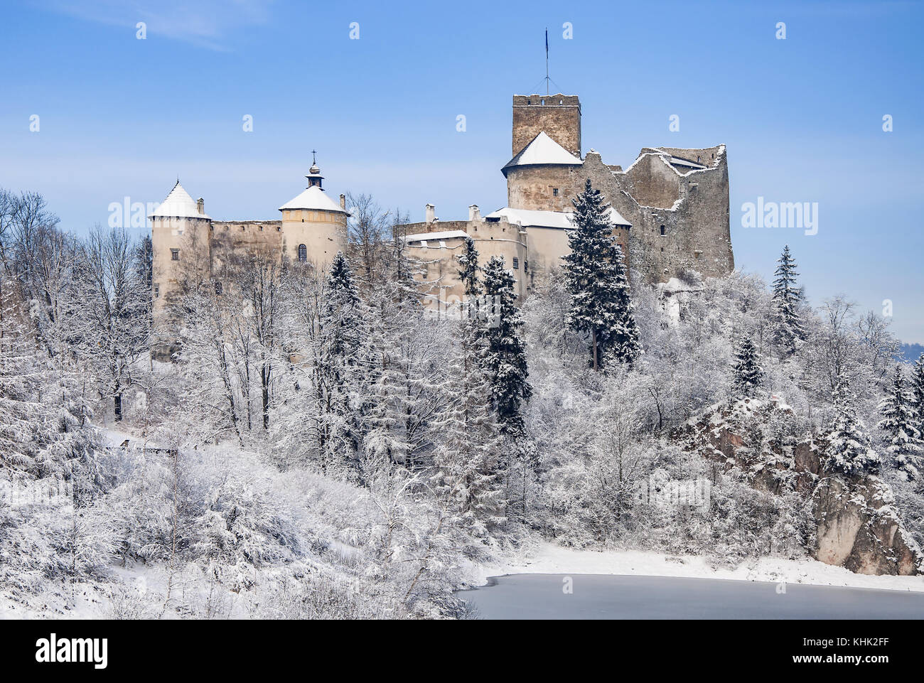 Mittelalterliche Burg in Niedzica, Polen, im Schnee im Winter auf den felsigen Klippen an künstlichen czorsztyn See auf dem Dunajec. Stockfoto