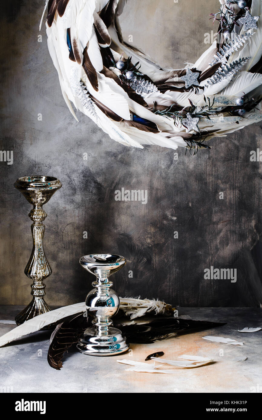 Weihnachten Kranz der Federn oben mit zwei Leuchter auf grauem Hintergrund mit Scheidungen Stockfoto Weihnachten Kranz der Federn oben mit zwei Leuchter auf grauem Hintergrund mit Scheidungen Stockfoto