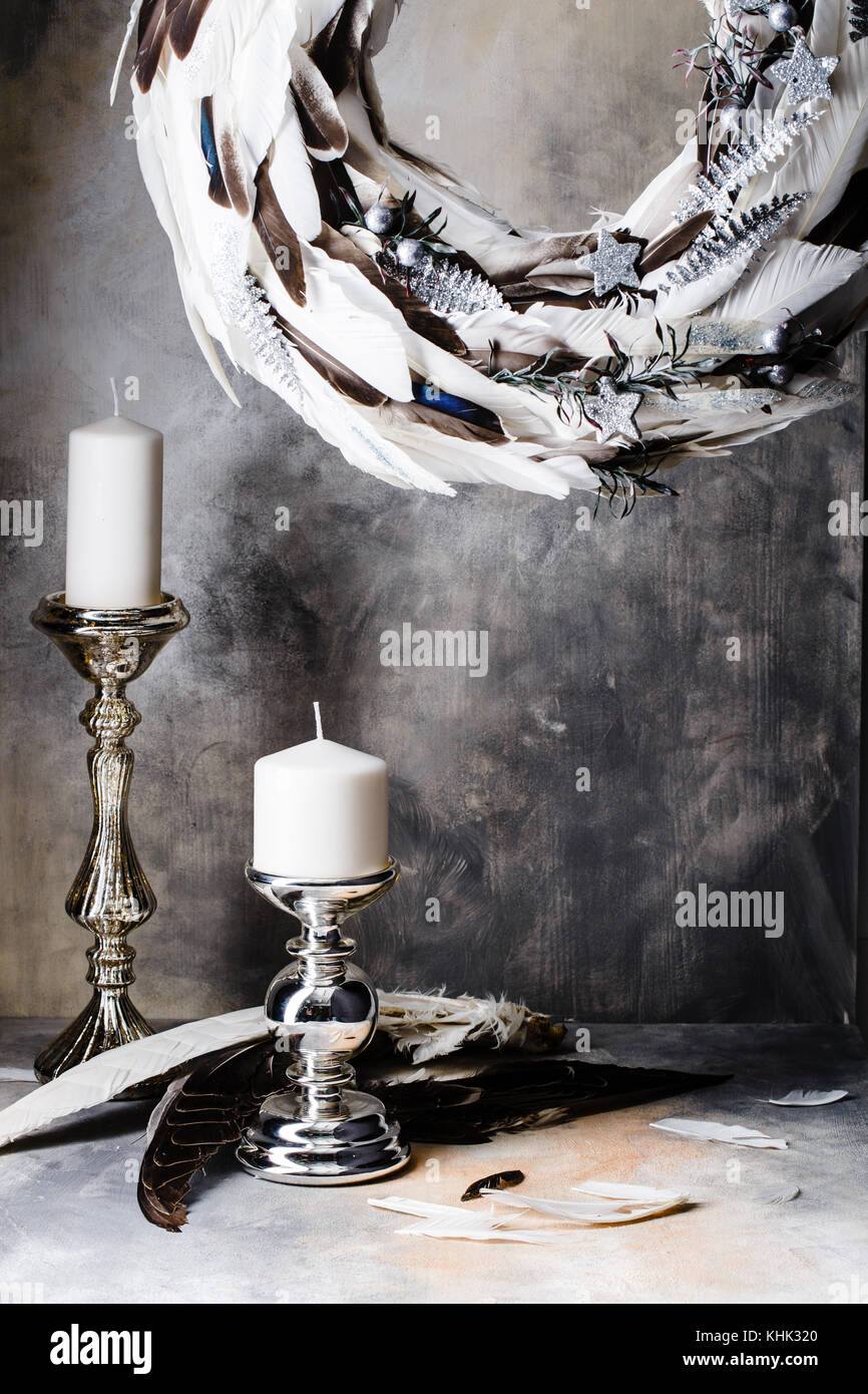 Weihnachten Kranz der Federn oben mit zwei Leuchter auf grauem Hintergrund mit Scheidungen Stockfoto Weihnachten Kranz der Federn oben mit zwei Leuchter auf grauem Hintergrund mit Scheidungen Stockfoto