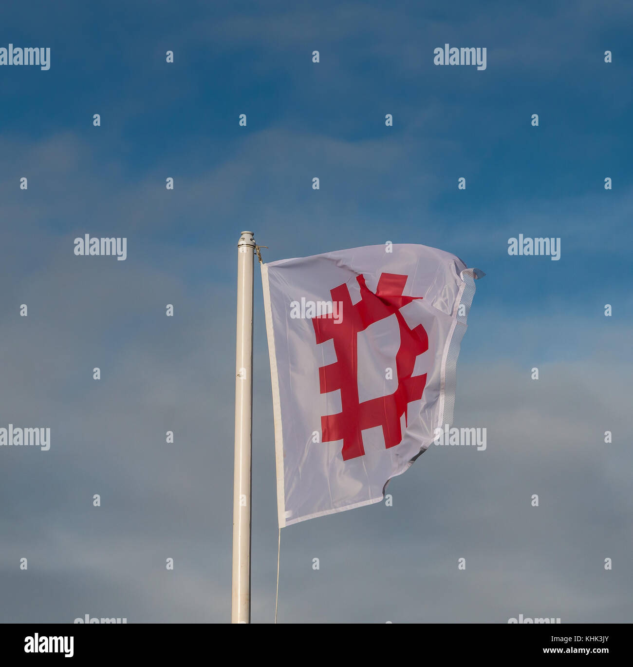 Englisches Erbe Flagge von einem Fahnenmast vor blauem Himmel Hintergrund mit Kopie Raum Stockfoto