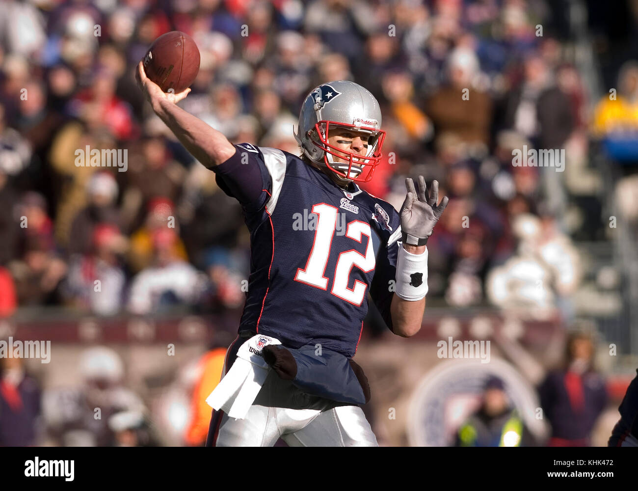 New England Patriot Quarterback Tom Brady (12) mit einem ersten Quartal pass in einem Spiel am Gillette Stadium, Foxboro, Massachusetts Stockfoto