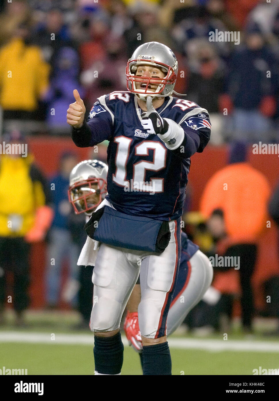 New England Patriot Quarterback Tom Brady (12) Signale im vierten Quartal. Foxboro, MA, USA Stockfoto